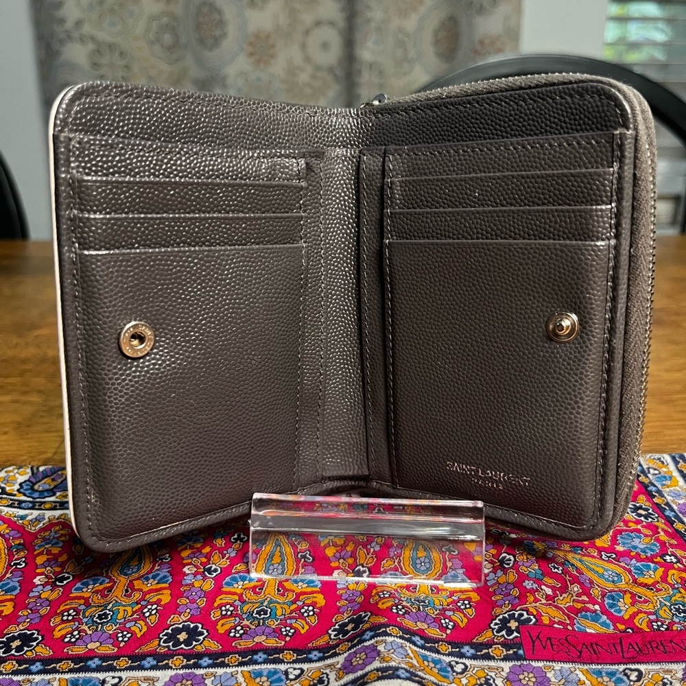 Saint Laurent Grey Pebbled Leather Compact Wallet with White Trim - Picture 3 of 10